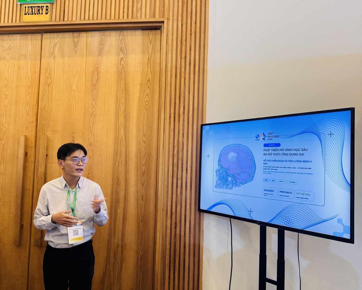 Sinh viên pitching dự án trước Mentor Nguyễn Tấn Tuấn của Navycons