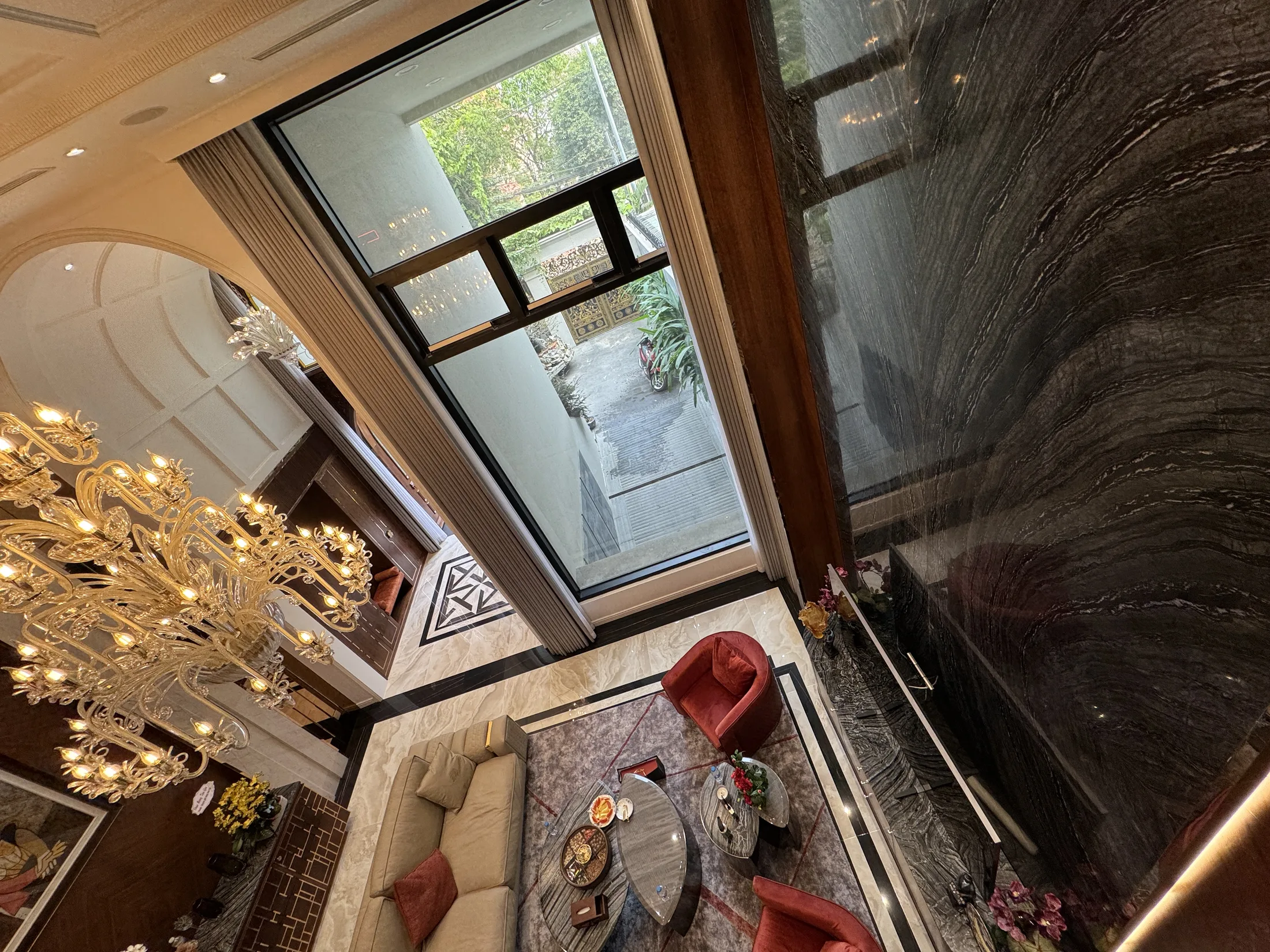 Villa 168 Kim Spa - phòng khách trần cao ánh sáng tự nhiên Navycons thiết kế