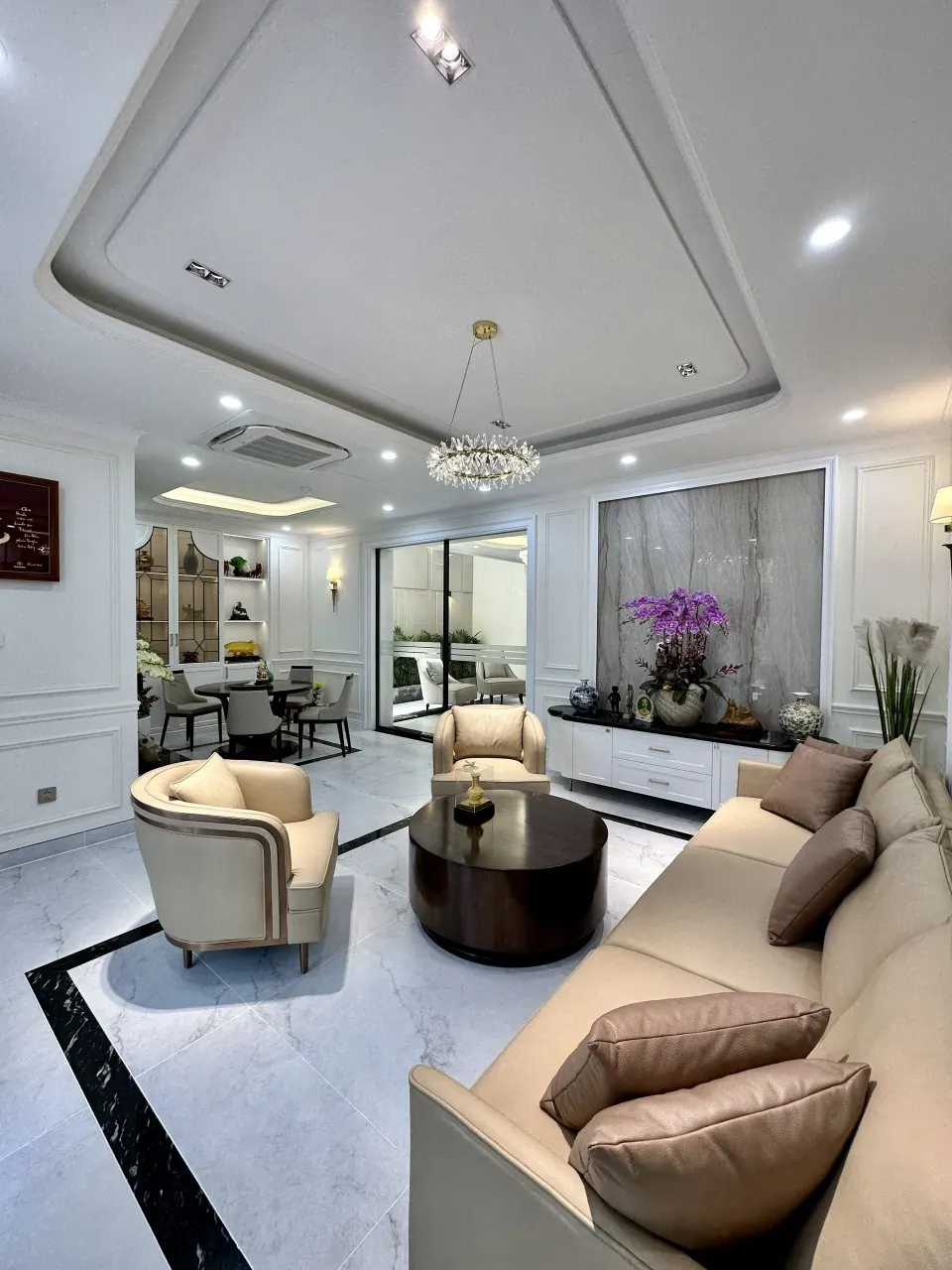 Phòng khách thông tầng biệt thự M12 thực tế