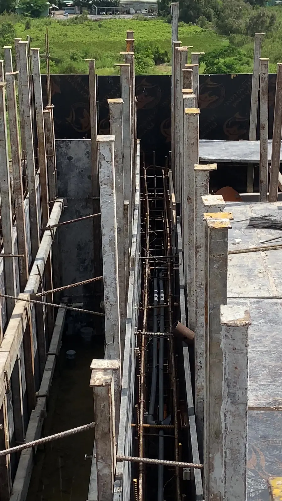 Khung thép cột Villa M12 Thủ Thiêm trước khi đổ bê tông