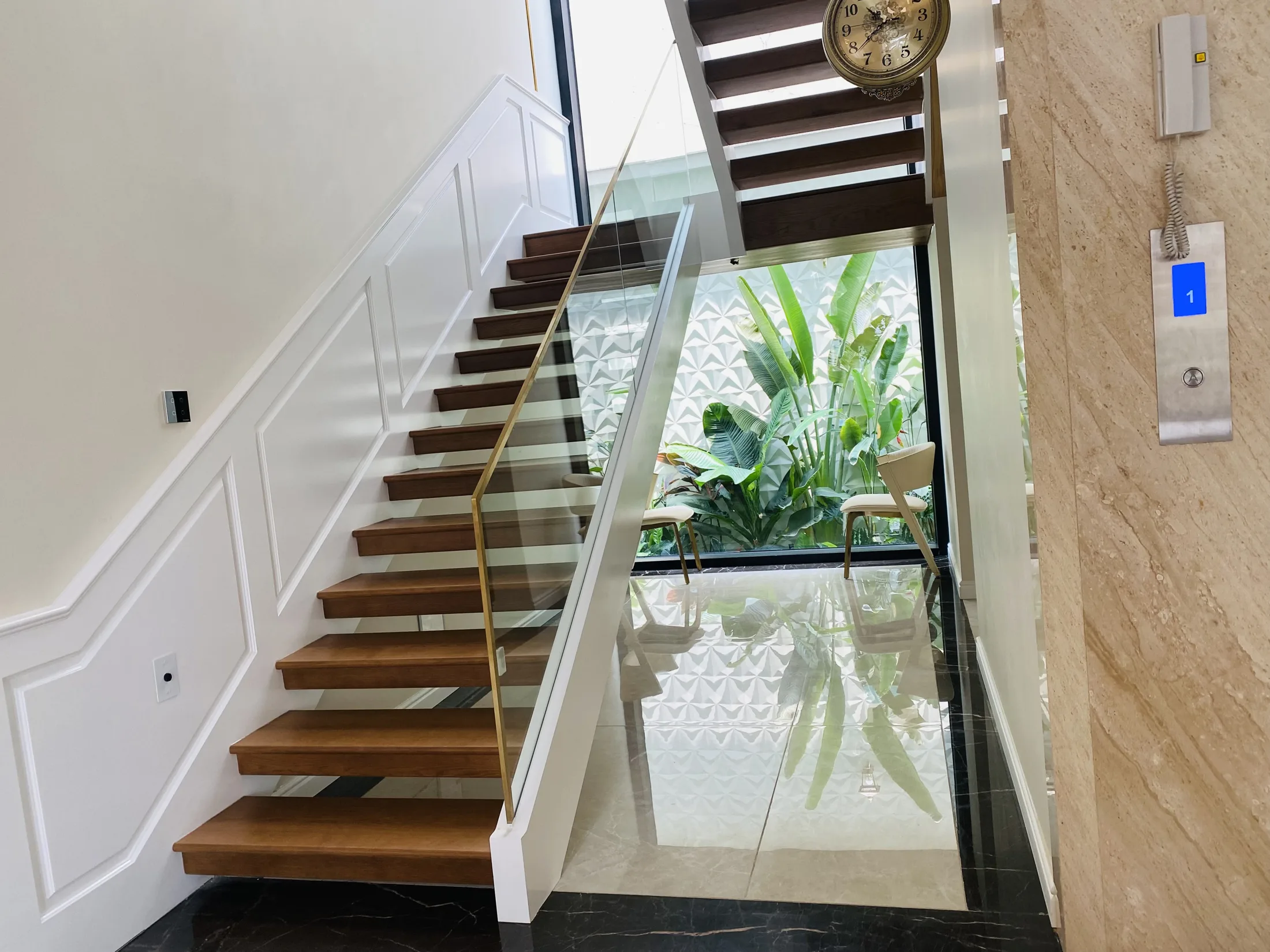 Cầu thang bậc gỗ lan can kính trong biệt thự Pool Villa Skypiea