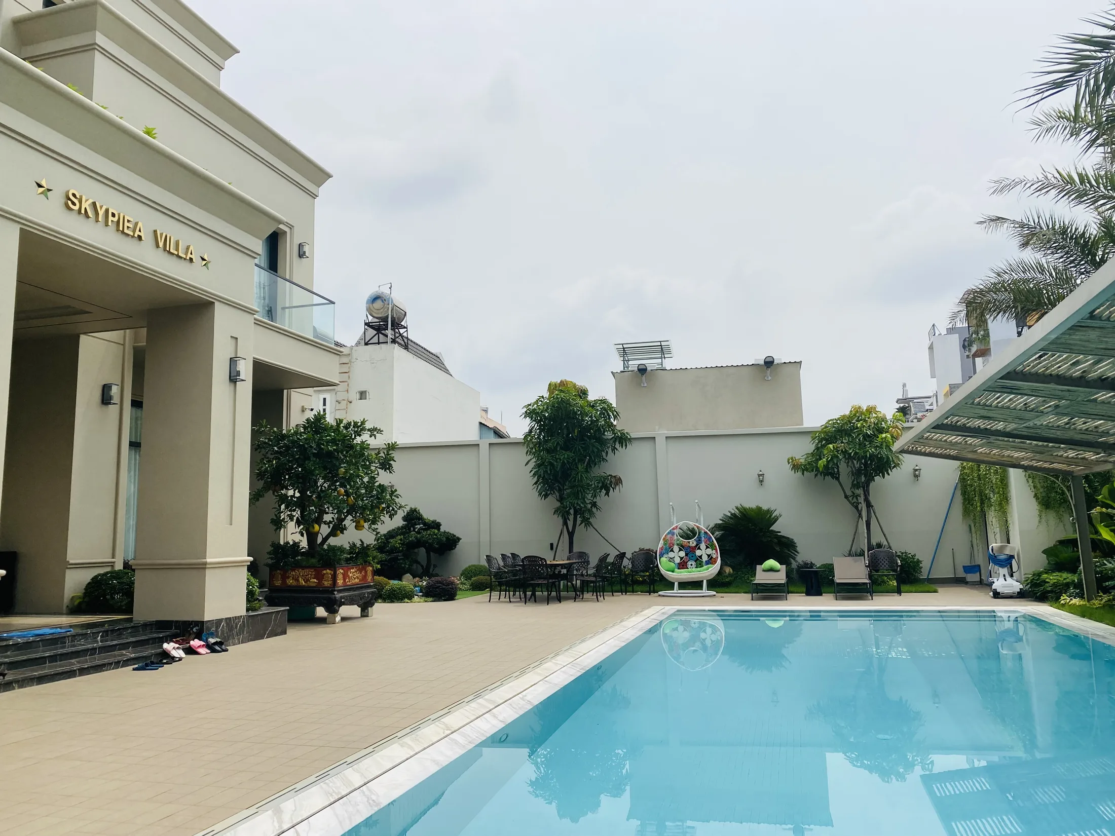 Hồ bơi sân vườn Pool Villa Skypiea với lối đi lát đá và cây xanh
