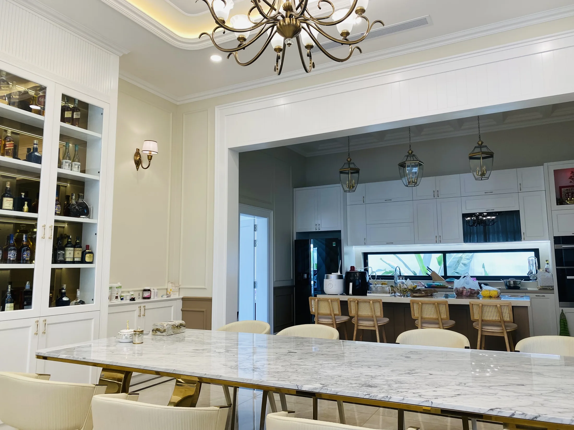 Phòng ăn và bếp mở Pool Villa Skypiea với bàn ăn mặt đá