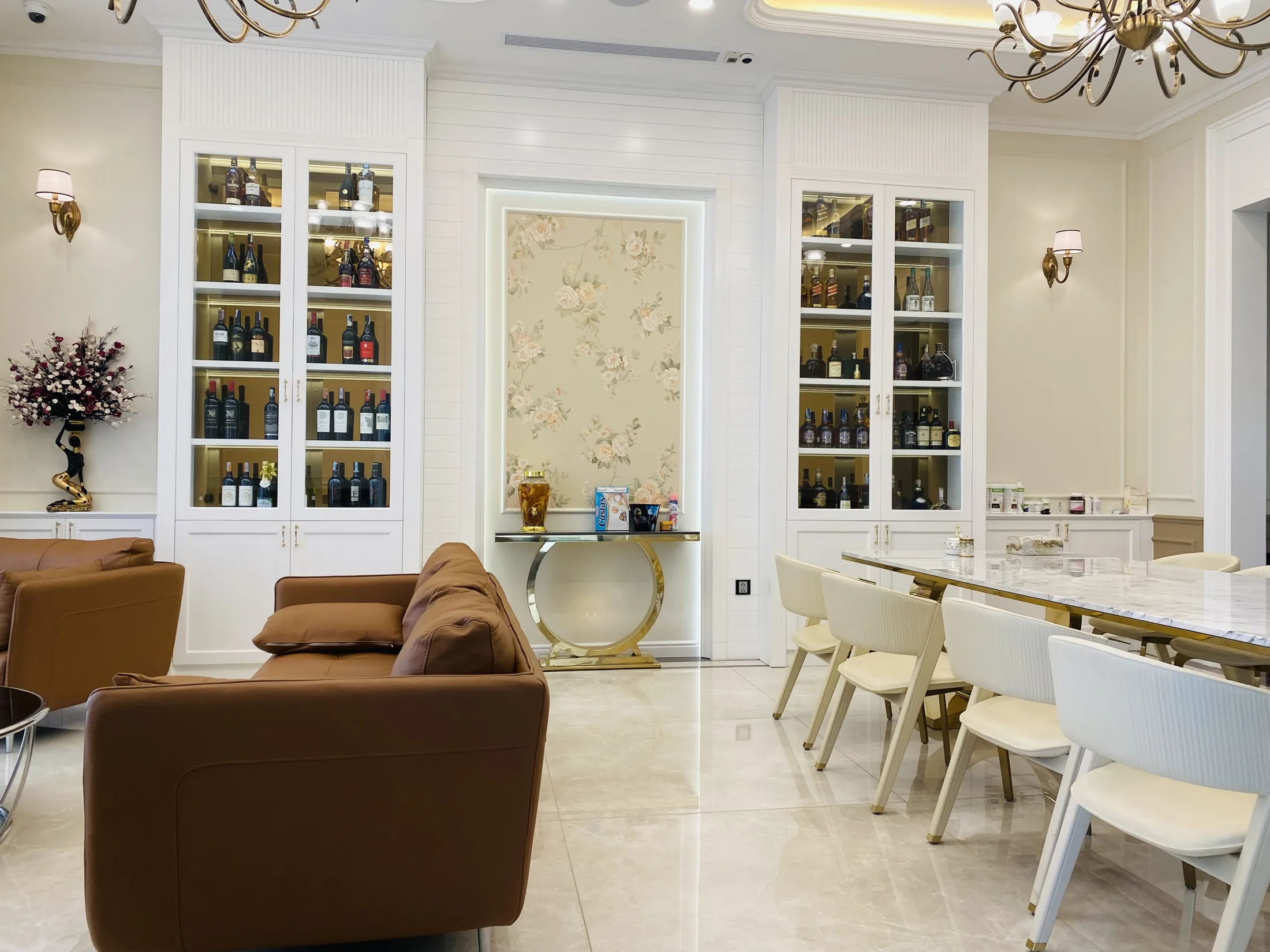 Phòng khách Pool Villa Skypiea với sofa da nâu và tủ rượu âm tường
