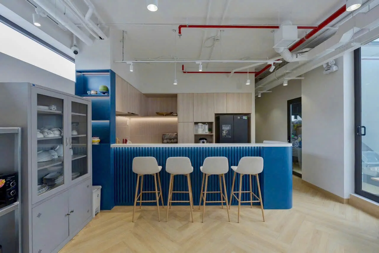 Khu pantry quầy bar xanh dương trong Tòa nhà Văn phòng Công ty Du lịch Hoàn Mỹ