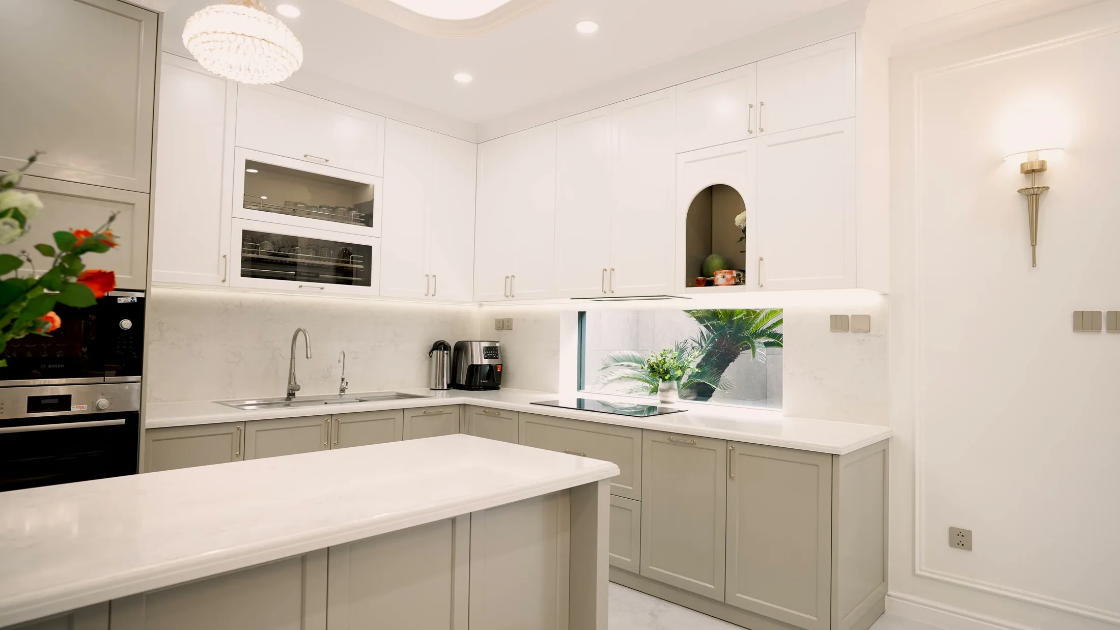 Khu bếp tủ trắng và đảo bếp đá Villa M12 Thủ Thiêm