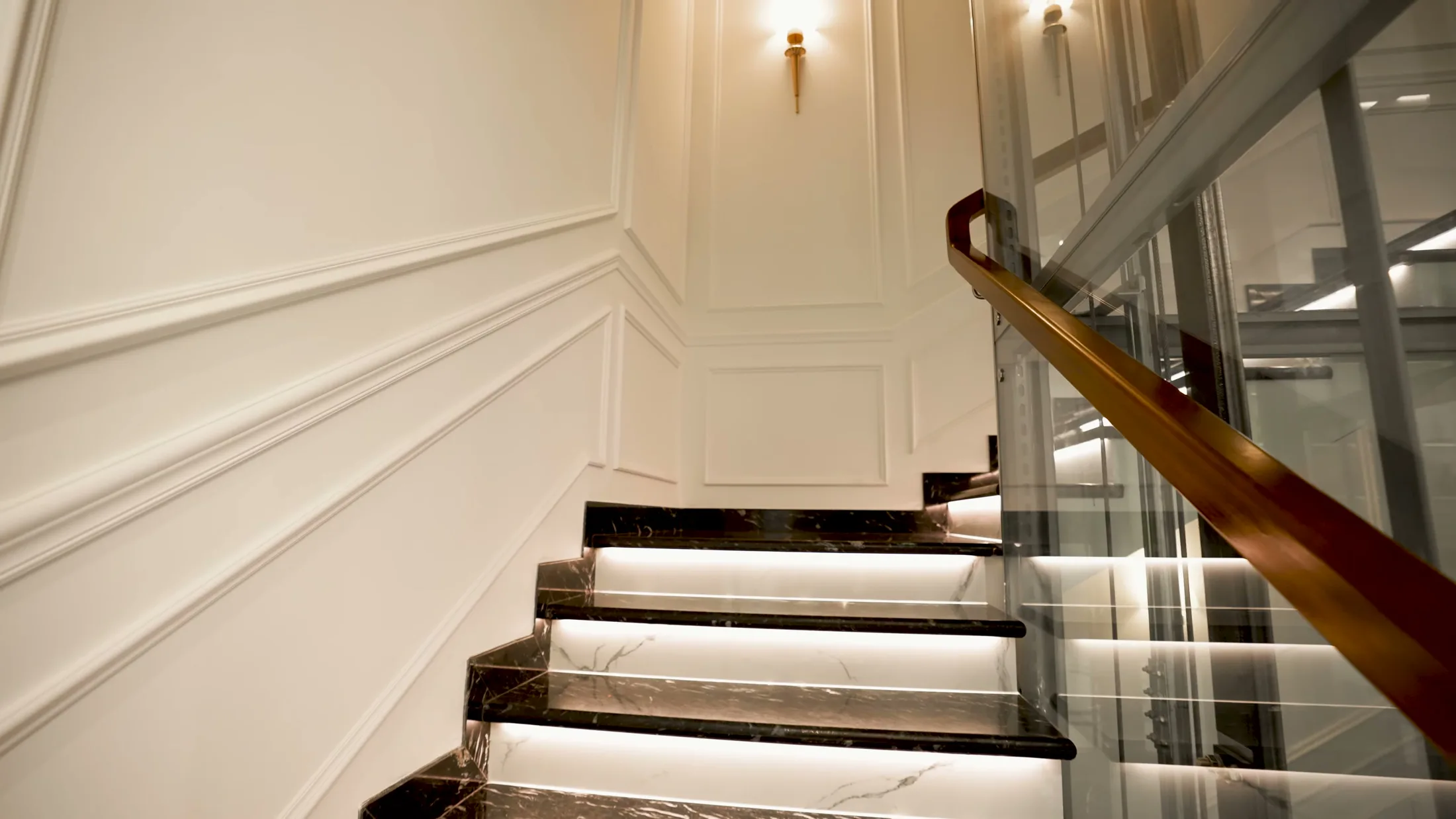 Cầu thang bậc đá đèn LED và tay vịn gỗ Villa M12 Thủ Thiêm