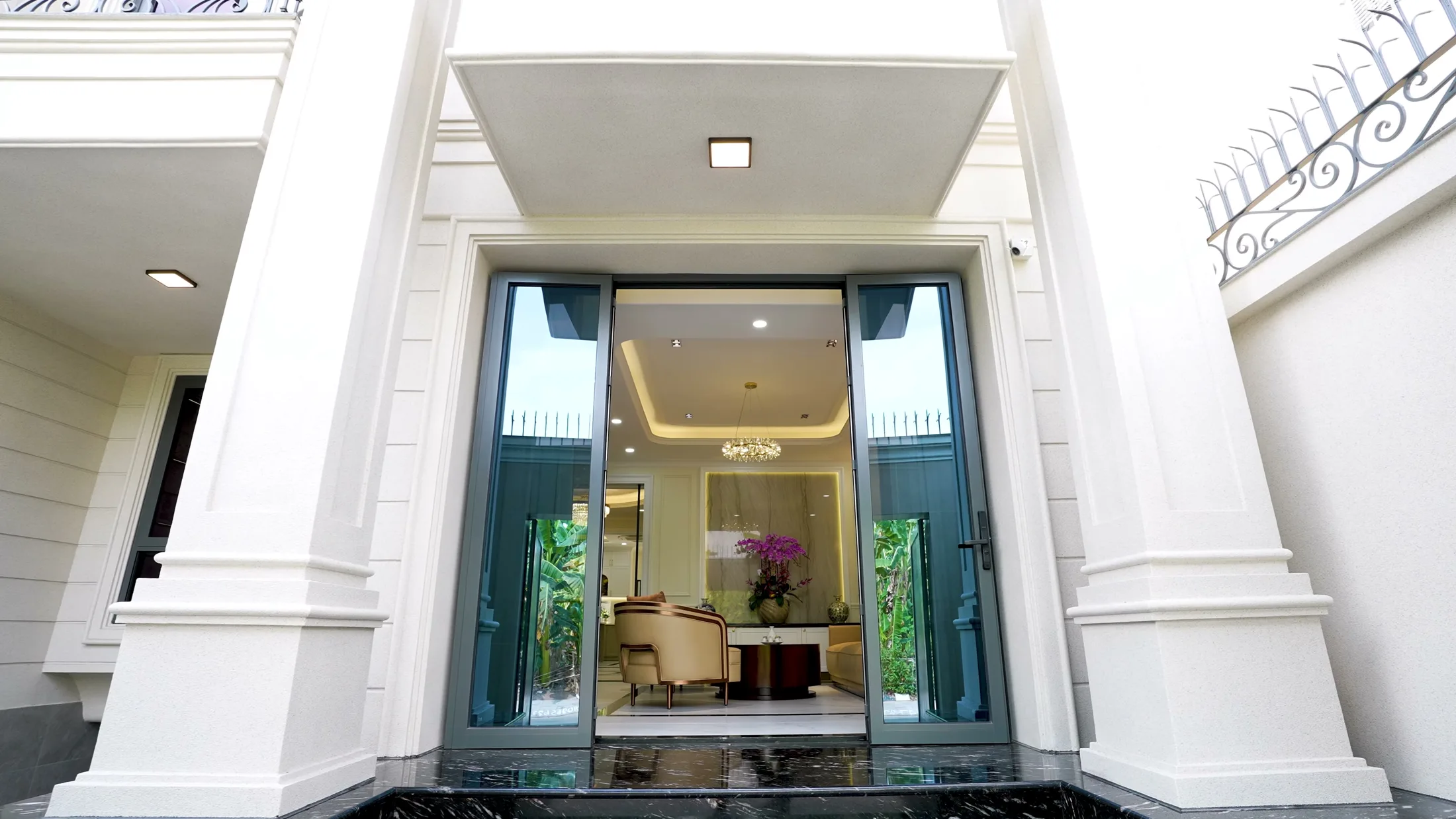 Lối vào cổng chính Villa M12 Thủ Thiêm với hệ cột trụ và cửa kính lớn