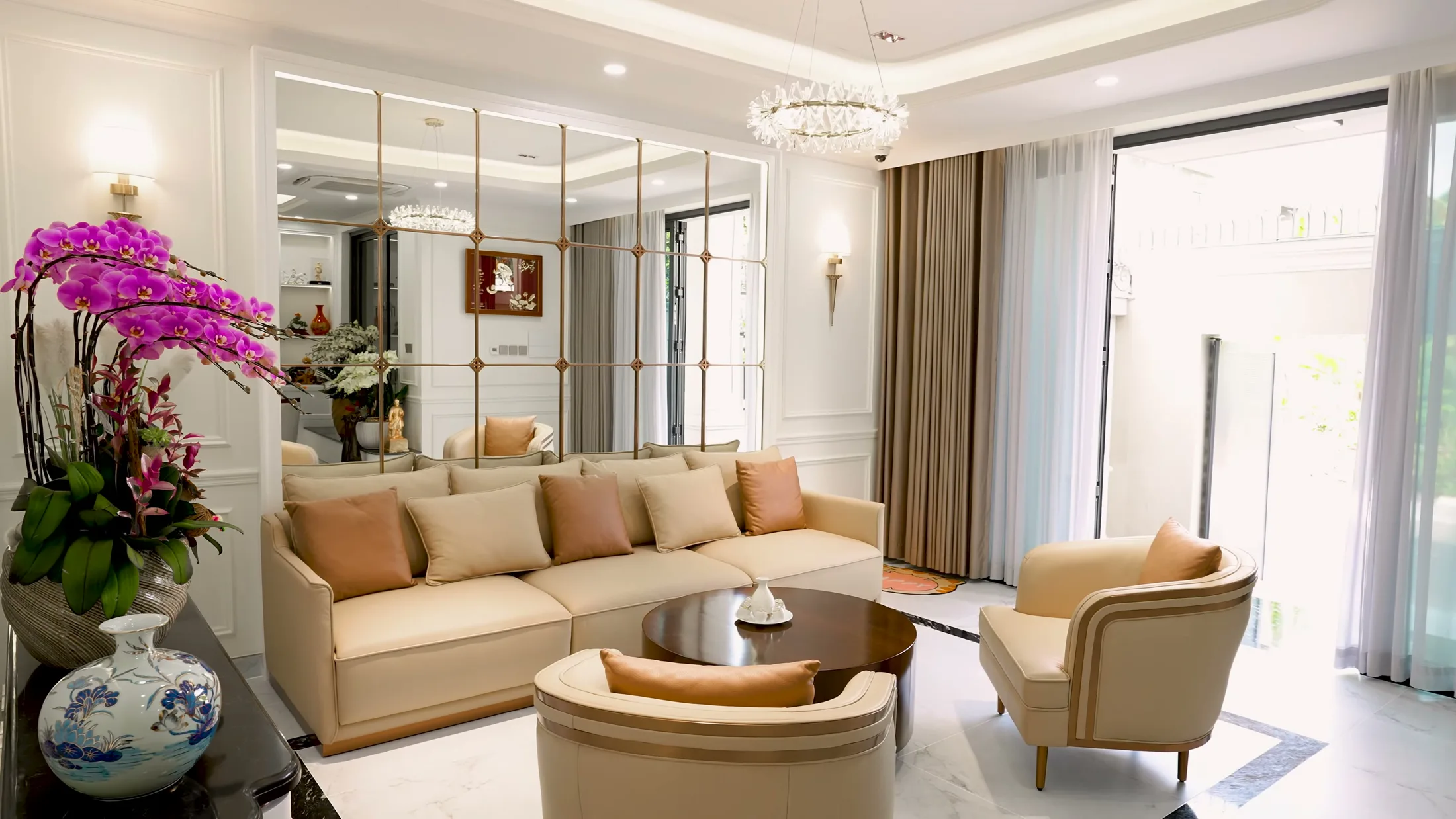 Thi công trọn gói giúp kiểm soát chi phí phát sinh khi xây nhà: phòng khách Villa M12 Thủ Thiêm