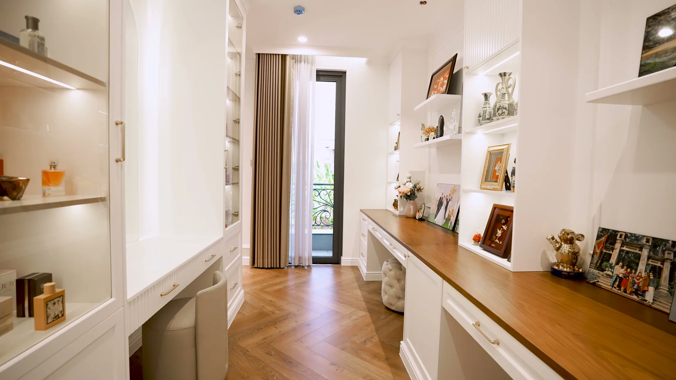 Phòng làm việc bàn gỗ và kệ trưng bày Villa M12 Thủ Thiêm