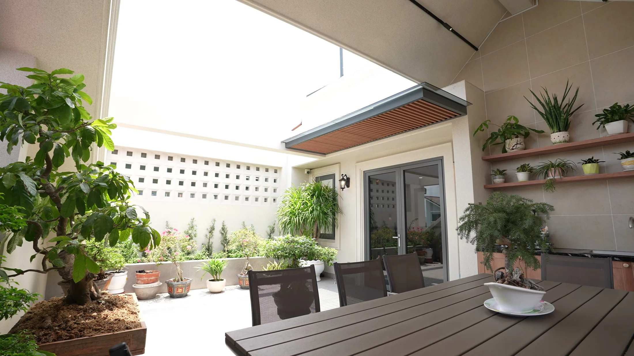 Sân thượng bàn ghế ngoài trời Villa M12 Thủ Thiêm