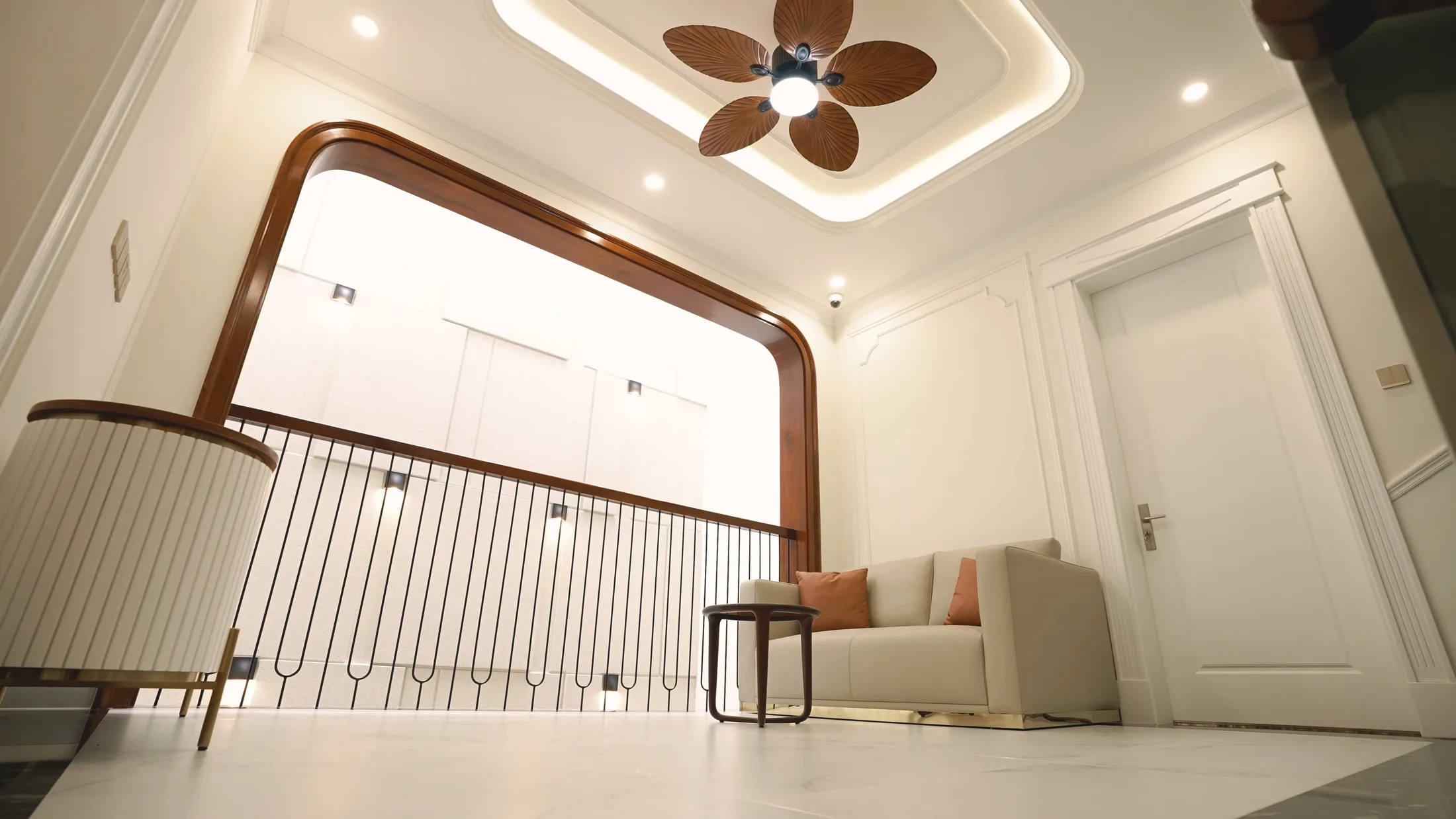 Sảnh tầng lầu có quạt trần và sofa Villa M12 Thủ Thiêm